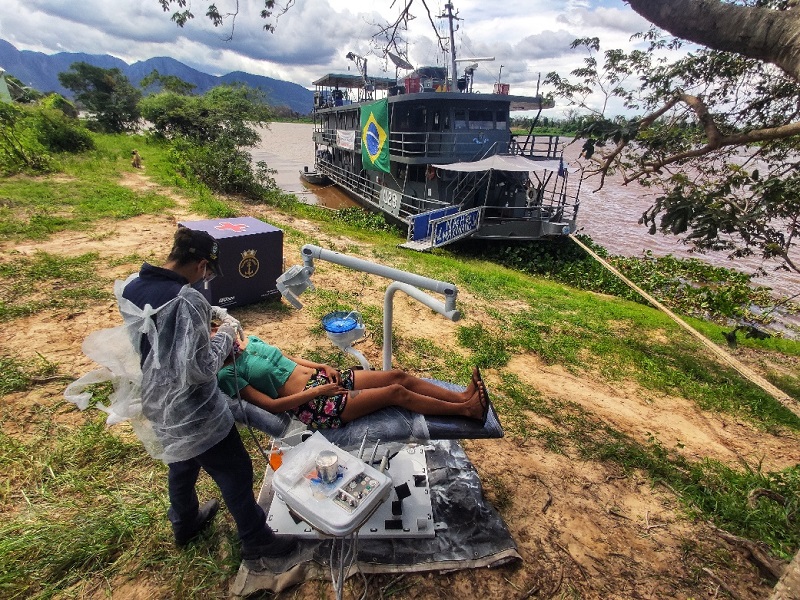 Atendimento odontológico em cadeira portátil