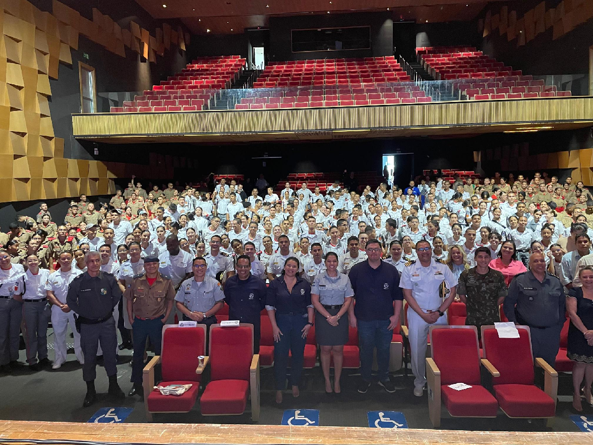 Autoridades e estudantes que participaram da Palestra