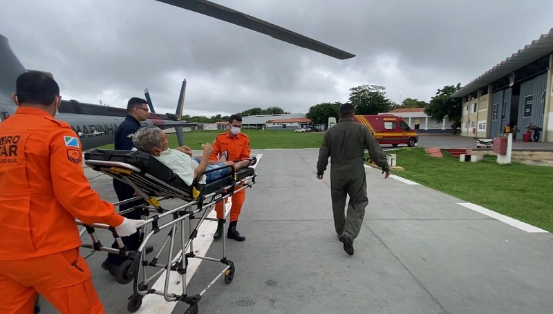 Senhor de 91 anos sendo transportado para hospital