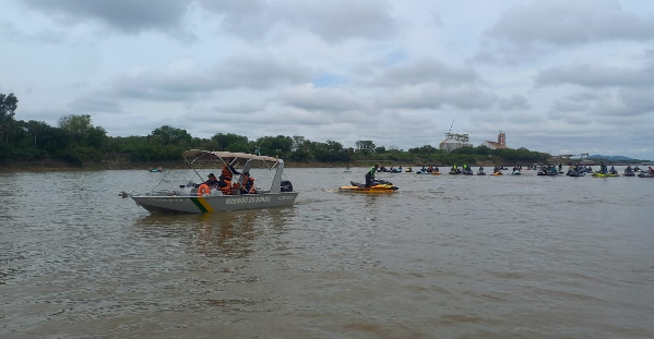 Embarcação da Marinha no Rio Paraguai