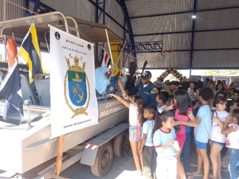 Exposição da embarcação na Escola Municipal Emanuel Pinheiro da Silva Primo