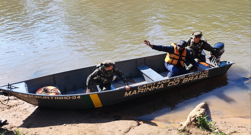 Instrução de manobras com embarcações no Rio Apa