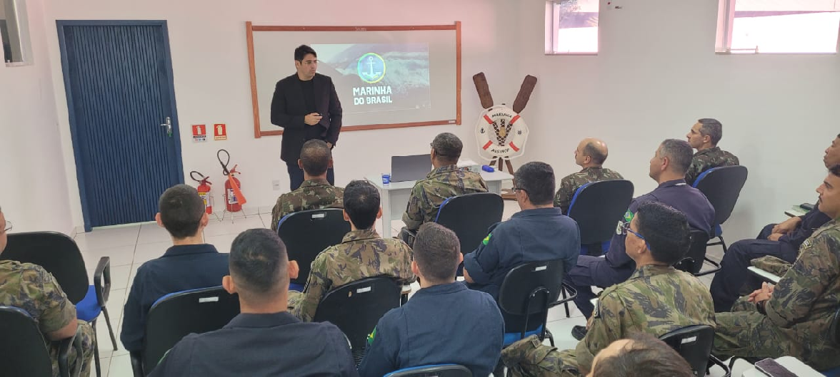 Juiz Militar proferindo palestra na sala de aula da AgSinop