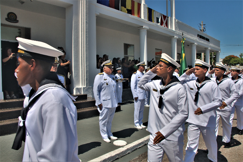 Marinheiros prestam continência à bandeira