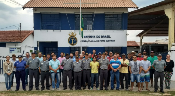 Alunos que concluíram o curso com militares da Agência Fluvial