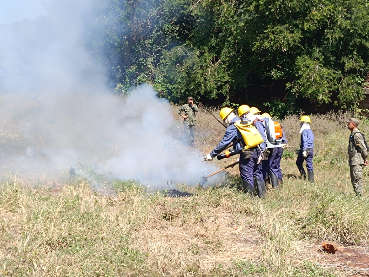Marinheiros recrutas realizando o combate aos focos de incêndio