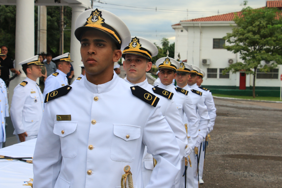 Militares após recebimento das espadas