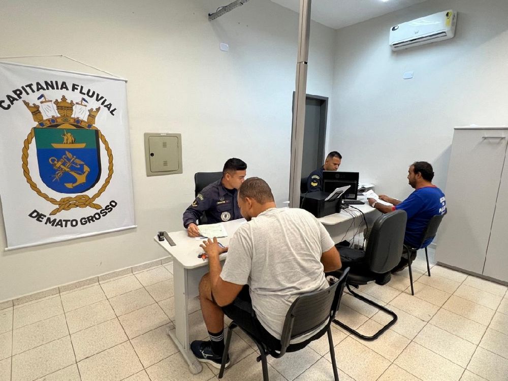 Militares fornecendo informações aos cidadãos