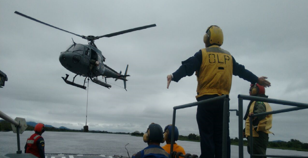 Aeronave da Marinha(HU-12) durante a requalificação, a bordo do Monitor Parnaíba
