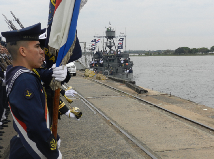 Militares paraguaios recepcionando a Marinha brasileira.