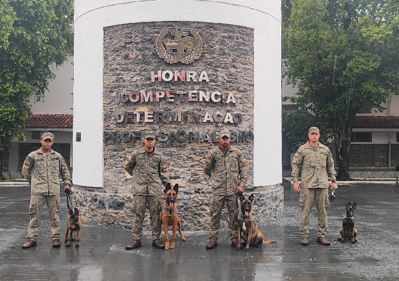 Militares do 3ºBTtlOpRib e os novos cães