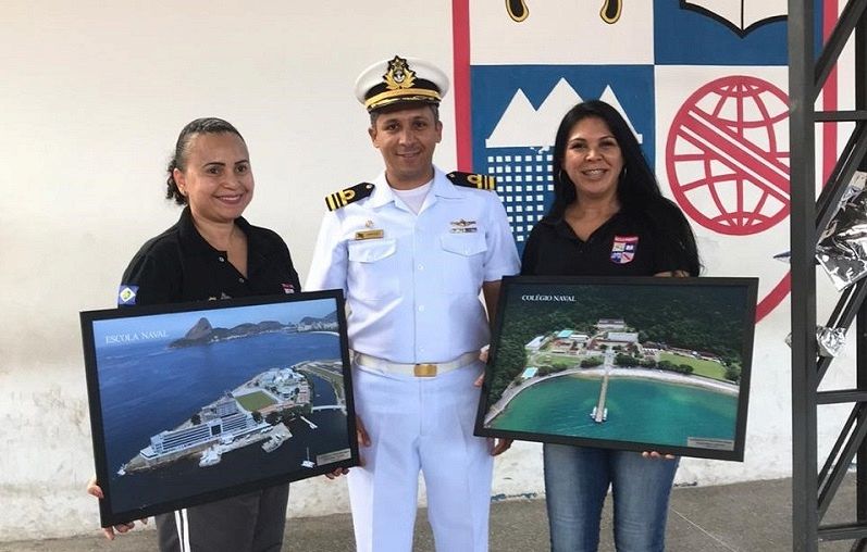 Entrega dos quadros foi feita pelo Capitão dos Portos de Mato Grosso, Capitão de Corveta Thiago Cristiano Muniz Santos 