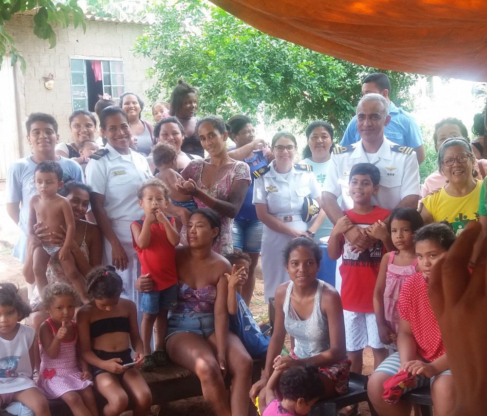 Militares da CFPN e famílias atendidas pela Pastoral da Criança durante a entrega das doações