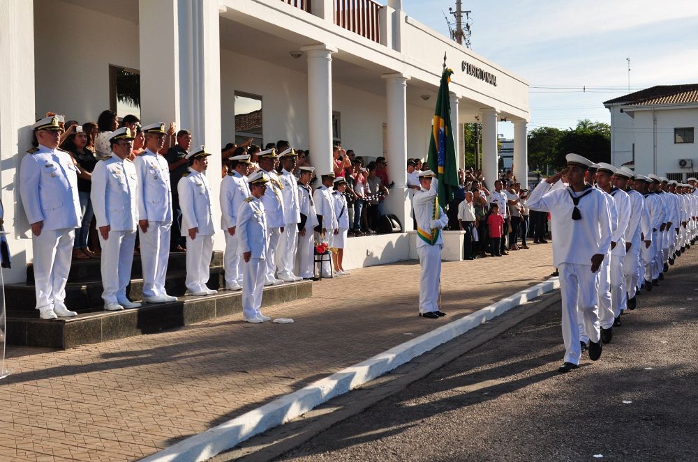Marinheiros-Recrutas no desfile em continência à Bandeira Nacional