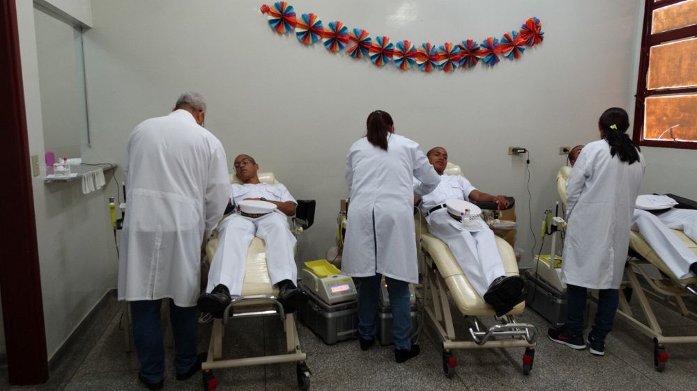 Militares da Marinha doando sangue
