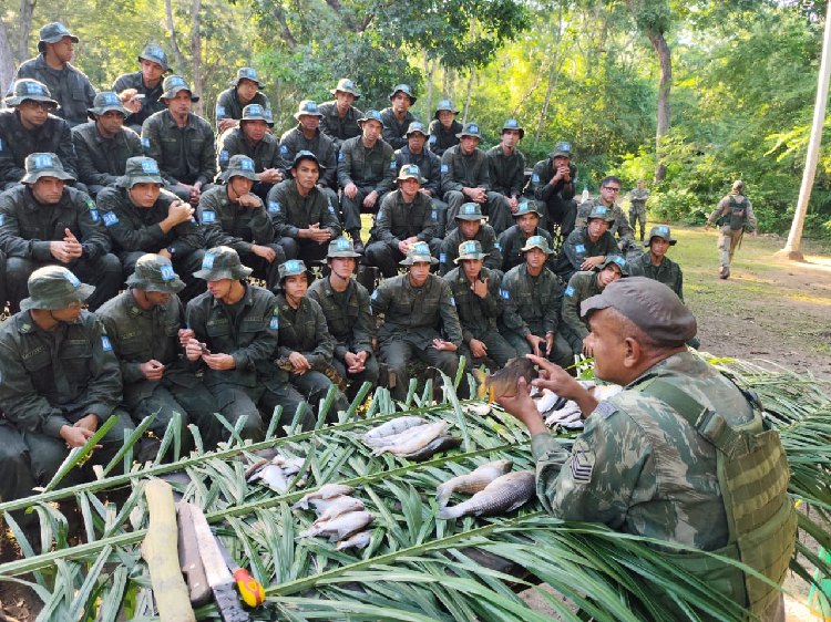 Instrução de Sobrevivência no Pantanal, conhecendo as espécies de peixes da região.