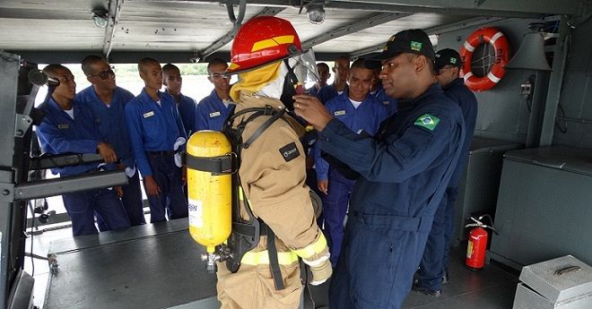 Militar em adestramento de noções de CAv.