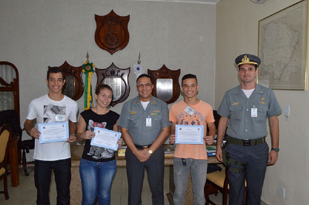 Comandante da BFLa entrega certificado de estágio aos aprovados no CAP