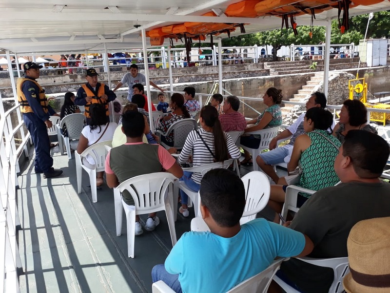 Tripulantes de embarcação recebendo orientações dos militares da CFPN 