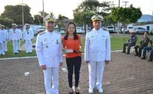 Comandante do 6ºDN, V Alte Arentz, e o Capitão dos Portos de Mato Grosso, CC Cristiano, com a aluna vencedora nível distrital – Ensino Fundamental