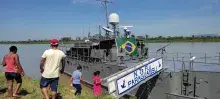 População local embarcando no Navio