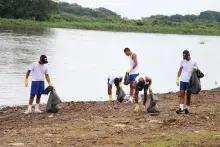 Militares retiraram cerca de 60kg de lixo