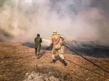  Equipes de brigadistas, bombeiros militares e fuzileiros navais trabalham nos principais focos