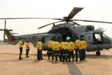 Aeronave UH-15, da MB, está sendo empregada para voos de reconhecimento e transporte de pessoal e material