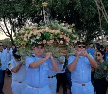 Militares da AgCaceres conduzindo a Imagem de Nossa Senhora Aparecida