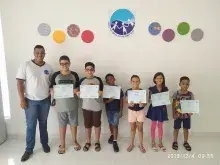 Alunos da turma de Inglês com o professor, o militar MN-RM2 Costa Santos