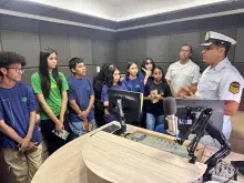 Alunos durante explicação do Operador Técnico da rádio, 1SG-AV Wender