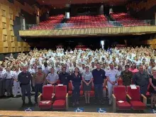 Autoridades e estudantes que participaram da Palestra