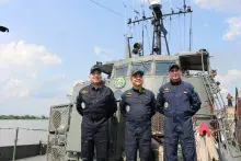 CA Arentz , VA Borges e CT Saavedra na proa do Navio-Patrulha Poti