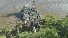 Militares durante instalação de sinal náutico no trecho paraguaio