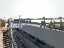 Fuzileiros Navais brigadistas em embarque no NTrFlu “Almirante Leverger”