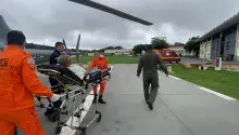 Senhor de 91 anos sendo transportado para hospital