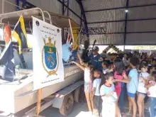 Exposição da embarcação na Escola Municipal Emanuel Pinheiro da Silva Primo
