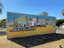Fachada do Porto Geral de Corumbá com três navios da Marinha