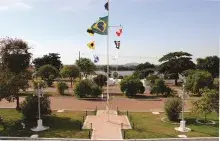 Sinal UW1 e bandeiras alusivas ao Dia Internacional Marítimo içados no mastro do Com6ºDN