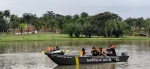 Instruções sobre manobras com embarcações a motor e a remo
