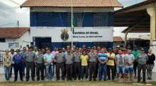 Alunos que concluíram o curso com militares da Agência Fluvial