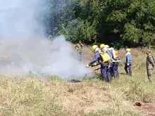 Marinheiros recrutas realizando o combate aos focos de incêndio