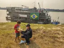 Militares da MB entregam presentes de Dia das Crianças