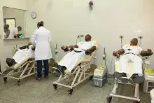 Militares durante doação de sangue