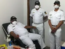 Militares durante doação