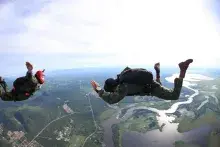 Militares no salto livre sobre as águas do Pantanal