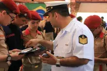 Militares orientando os alunos