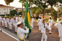 Militares prestando continência a Bandeira