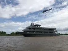Aeronave Esquilo durante manobra com carga no NTrFlu Almirante Leverger