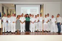 Profª Dra. Roosiley dos Santos Souza; CMG (FN) Doria; CMG Macedo; CC (IM) Franco; e Secretário Municipal com os formandos
